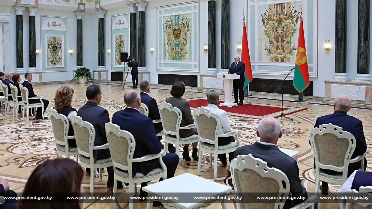 Президент Беларуси Александр Лукашенко вручил государственные награды передовикам агропромышленного комплекса