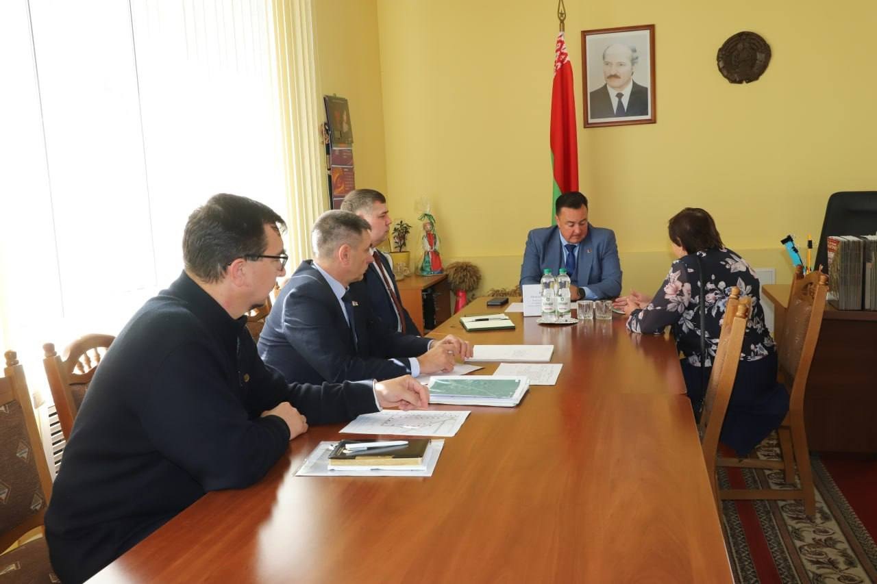 В Докшицах провел прием граждан заместитель председателя Государственного комитета по имуществу Республики Беларусь Николай Бобер