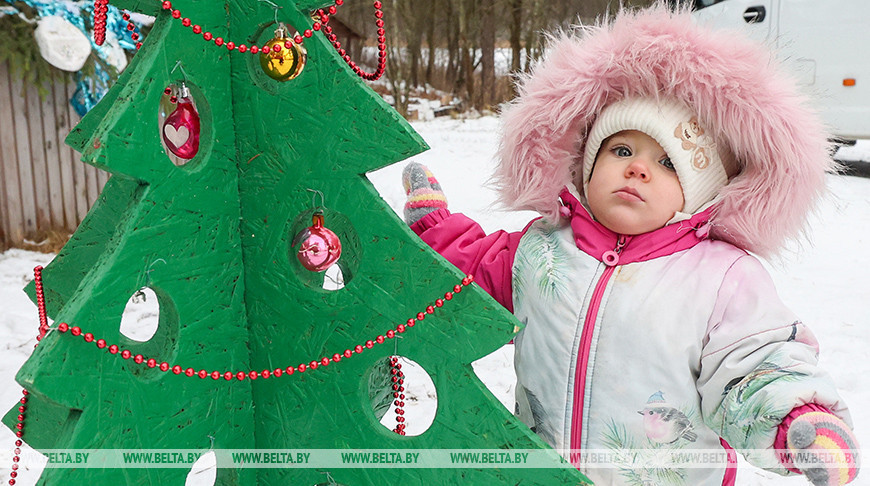 Квесты, гульні, падарункі. Як дзеці праводзяць святы ў рэзідэнцыі Снягурачкі ў Гарадку