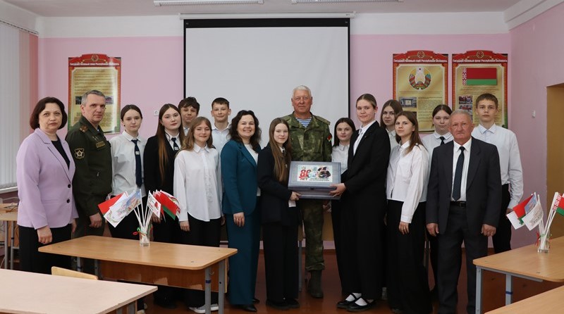 Генерал-майор запаса Виктор Гулевич встретился с учителями и активистами 9 «Б» класса СШ № 1 г. Докшицы