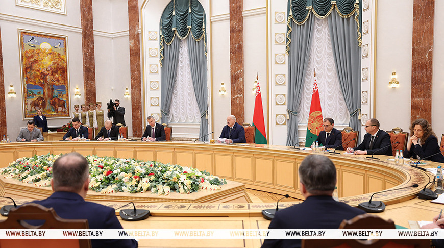 Lukashenko demands accelerated intellectual modernization of Belarus’ economy 