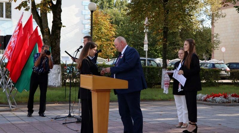 В Докшицах вручили билеты новым членам районных организаций ОО «БРСМ», РОО «Белая Русь» и отделения партии «Белая Русь»