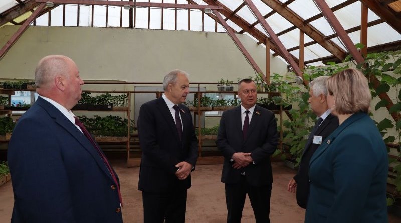 В рамках рабочего визита спикер парламента Игорь Сергеенко посетил специальную школу-интернат, среднюю школу и детсад в г.п. Бегомль