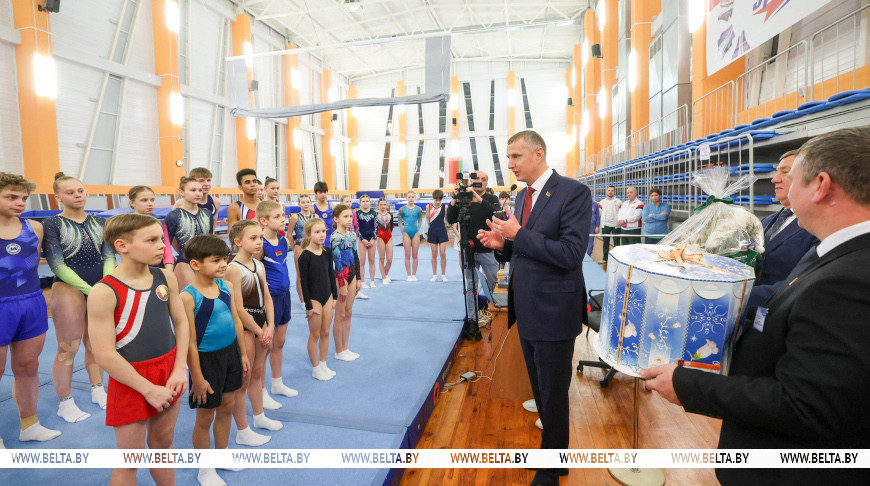 Расце дастойная змена. Дзмітрый Крутой перадаў салодкія падарункі ад Прэзідэнта батутыстам у Віцебску