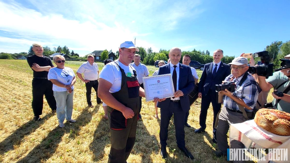 Старшыня Віцебскага аблвыканкама Аляксандр Рагожнік павіншаваў камбайнера Дзяніса Пшэннага з тысячным намалотам