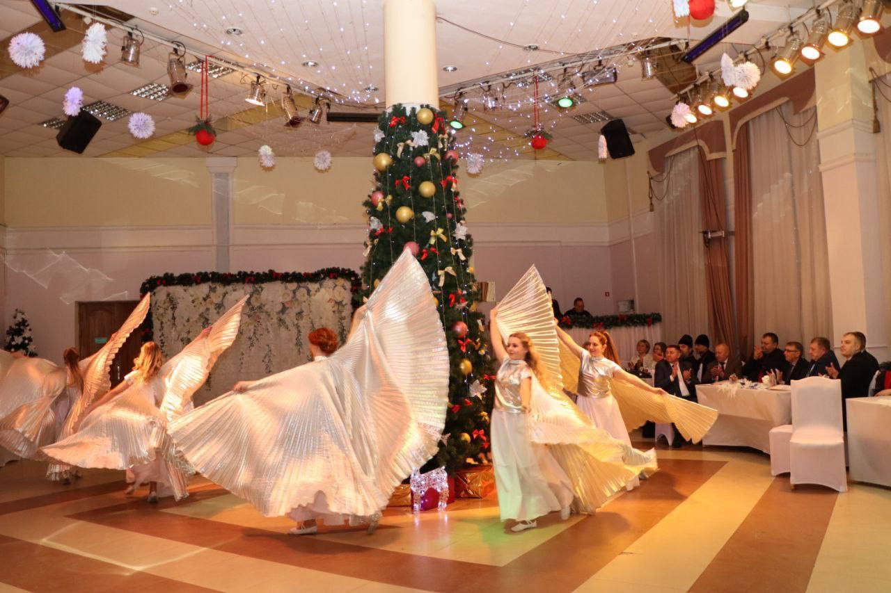 Блеск огней, похожие на принцесс девушки в бальных платьях и статные юноши в строгих костюмах - в эти минуты в Докшицах звучат звуки вальса и полонеза