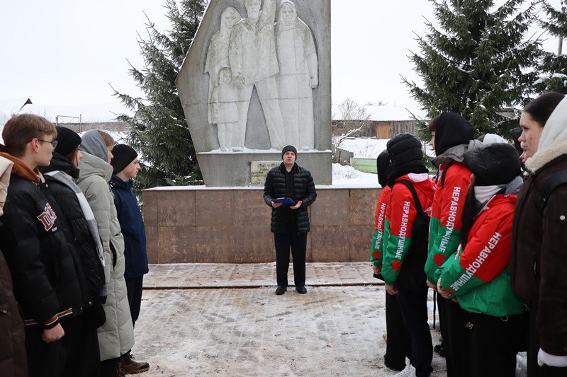 В г. Докшицы возле Братской могилы «Жертвам фашизма» состоялось мероприятие, приуроченное к Международному дню памяти жертв Холокоста, который отмечается ежегодно 27 января