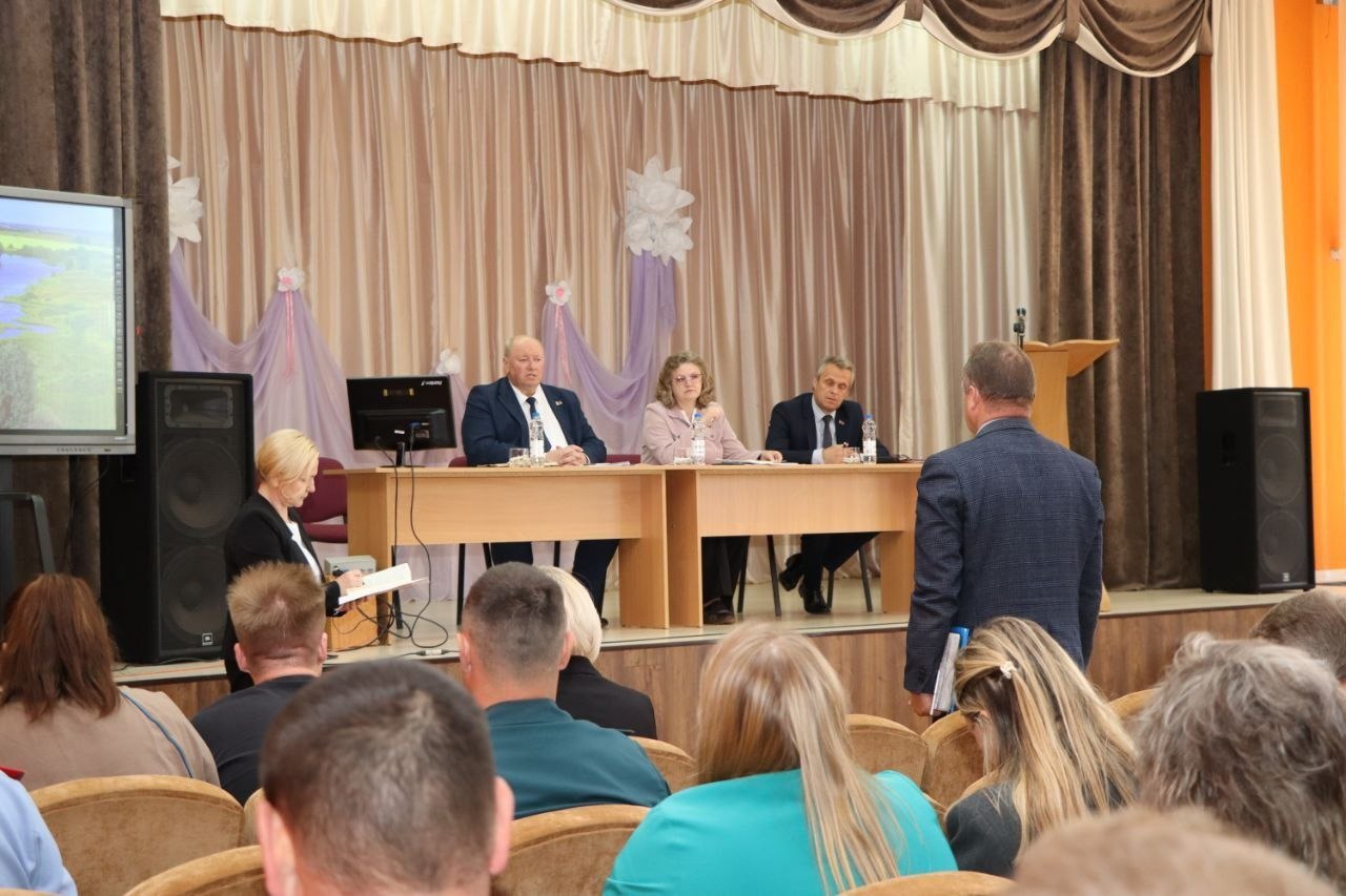 В Докшицком районе под руководством председателя районного Совета депутатов Валентины Рандаревич и с участием председателя райисполкома Сергея Абирало прошел день Бегомльского сельсовета