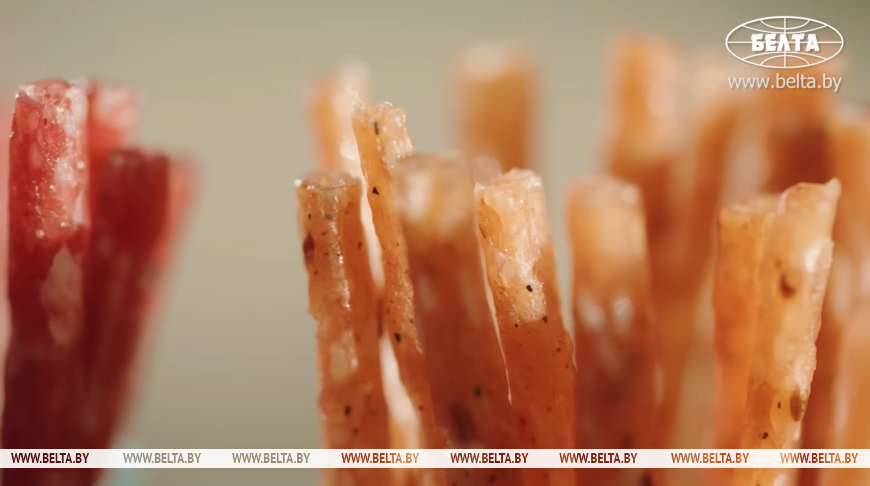 "Ва ўсіх кабаносы, а ў нас чыкеносы". Як у Віцебску робяць сыравяленыя каўбаскі, якімі частавалі Аляксандра Лукашэнку 