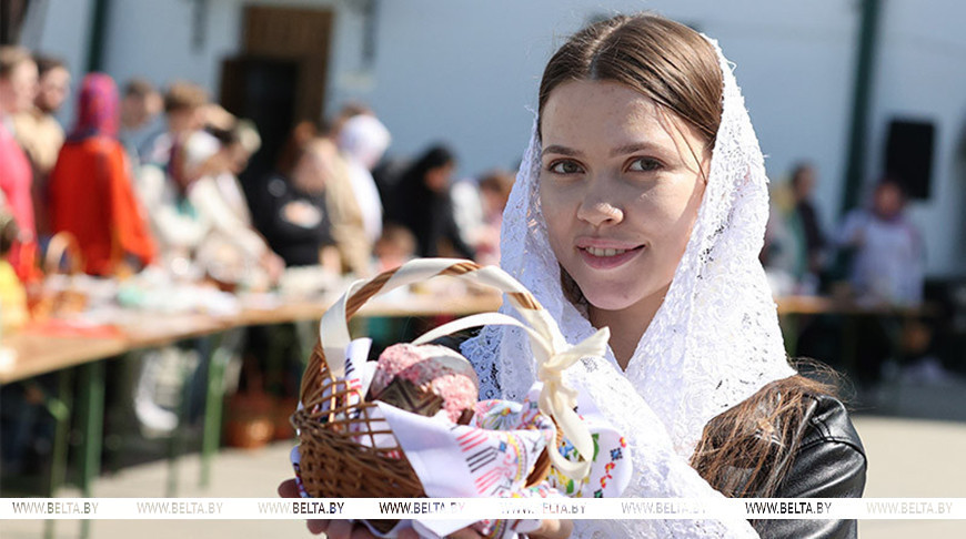 "Этот праздник связан с триумфом жизни". Лукашенко поздравил православных христиан с Пасхой