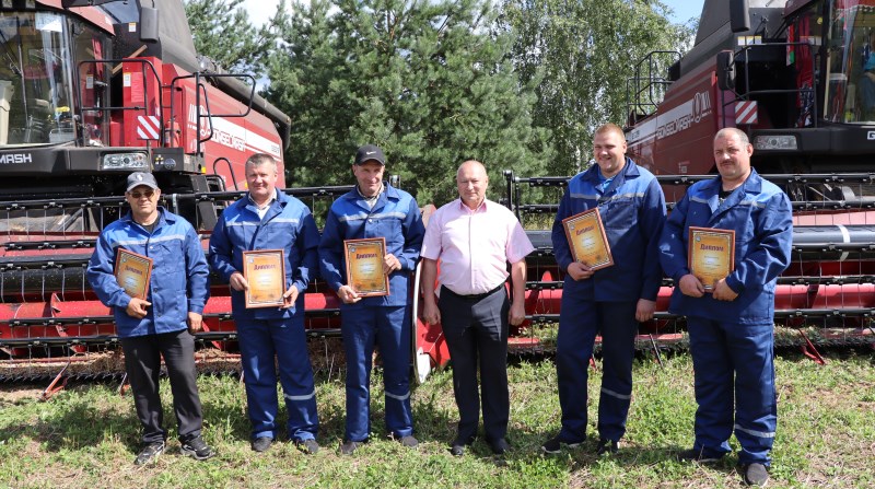 Все экипажи комбайна ОАО «Торгуны» Докшицкого района намолотили по тысяче и более тонн зерна