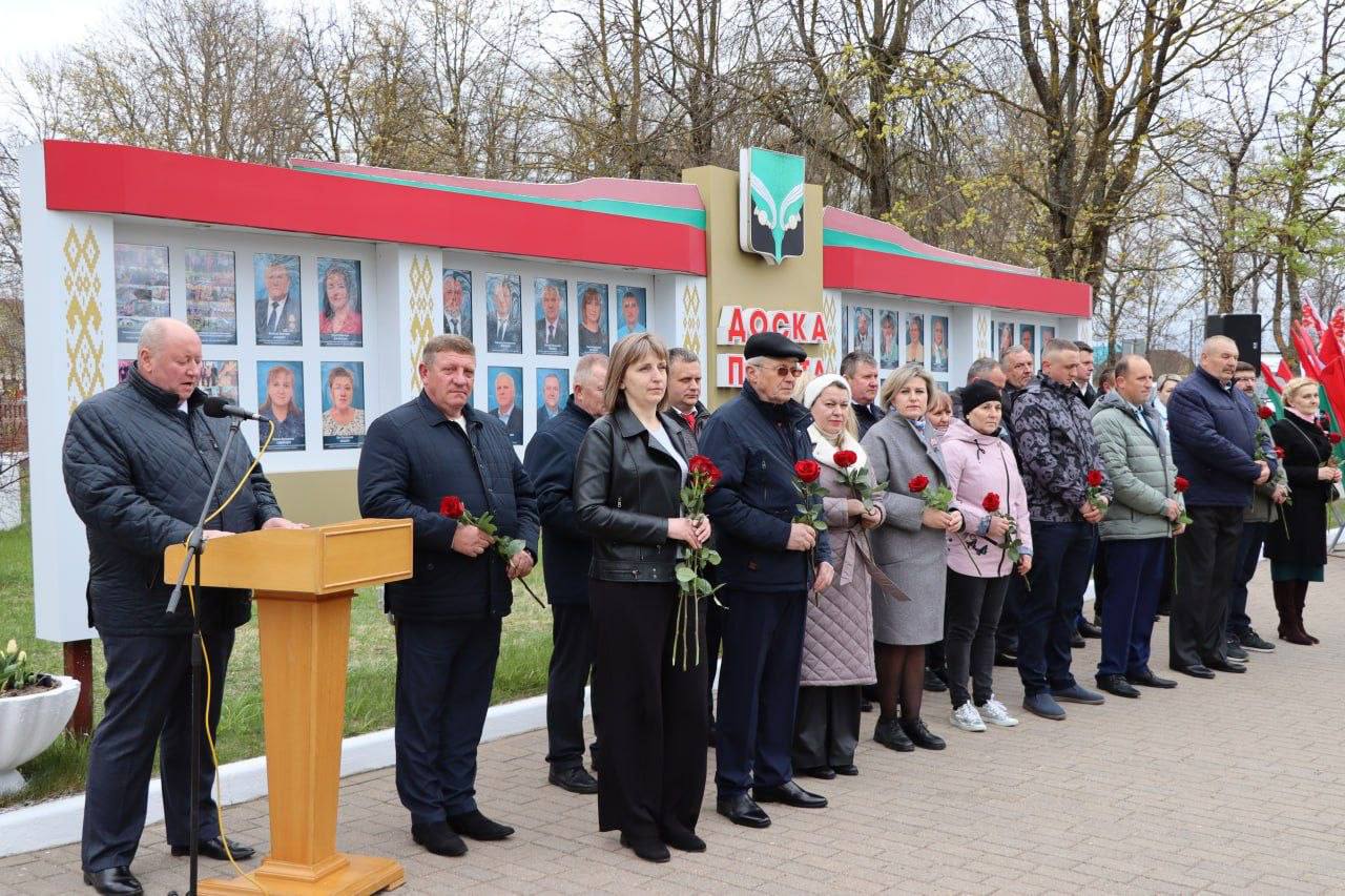 У Докшыцах адкрылі абноўленую Дошку гонару