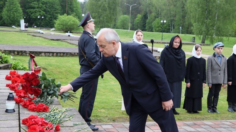 Председатель Палаты представителей Игорь Сергеенко посетил мемориальный комплекс «Шуневка» в Докшицком районе