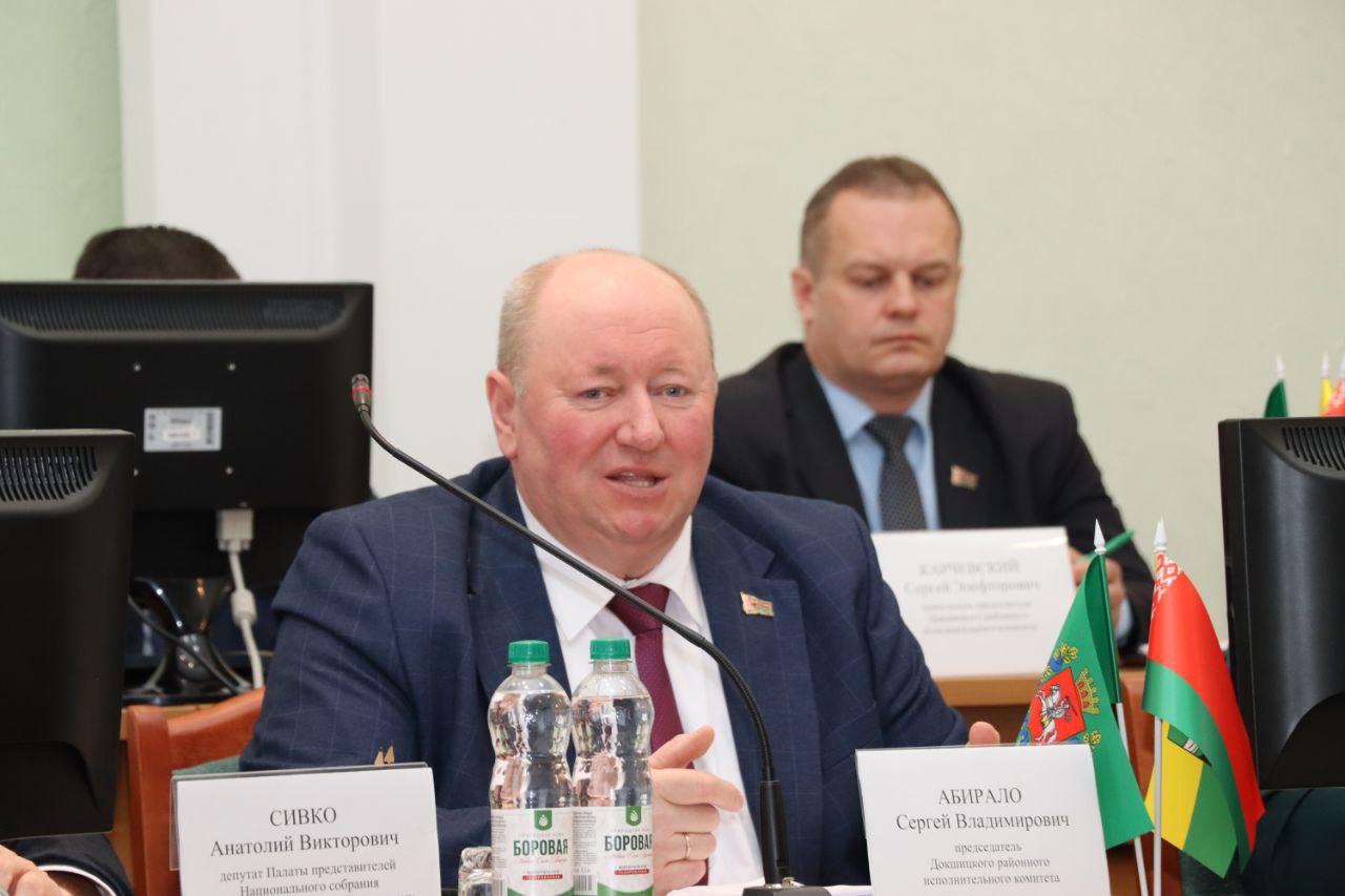 В Докшицах под руководством председателя районного исполнительного комитета Сергея Абирало проходит открытое заседание райисполкома