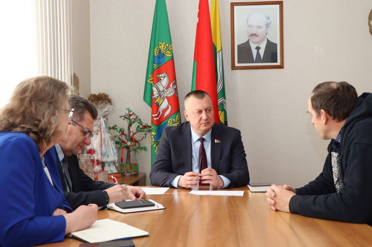 Депутат Палаты представителей Национального собрания Республики Беларусь Анатолий Сивко провел личный прием граждан в Докшицах