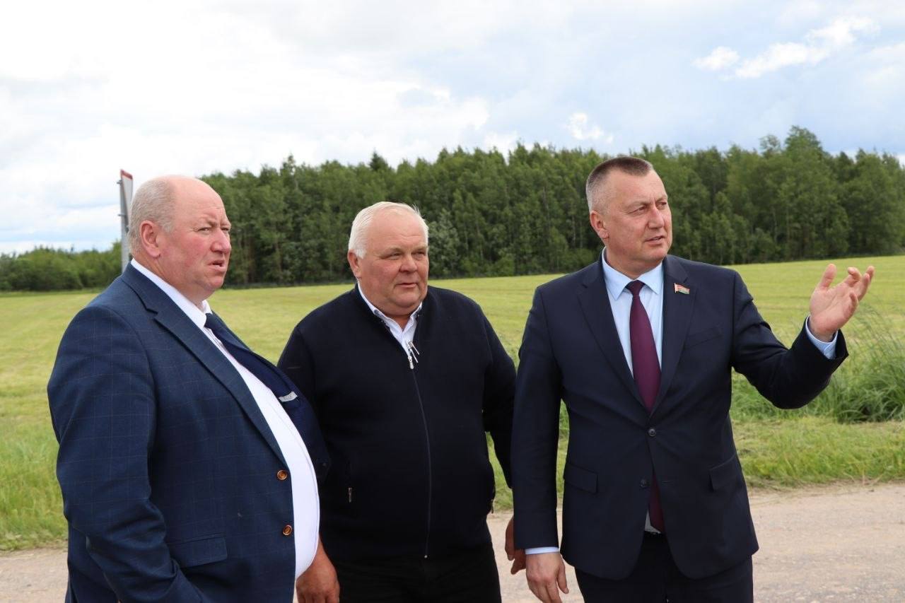 Депутат Палаты представителей Национального собрания Республики Беларусь Анатолий Сивко, работая в своём избирательном округе, побывал на полях ОАО "Барсучанка" и поинтересовался темпами кормозаготовки в хозяйствах района