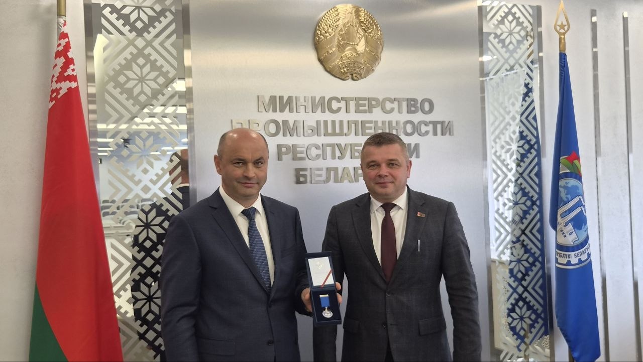 Александр Рогожник награждён нагрудным знаком отличия Министерства промышленности