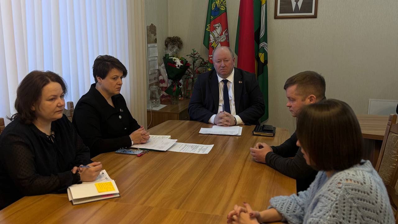 Сёння старшыня Докшыцкага райвыканкама Сяргей Абірала правёў асабісты прыём грамадзян і юрыдычных асоб