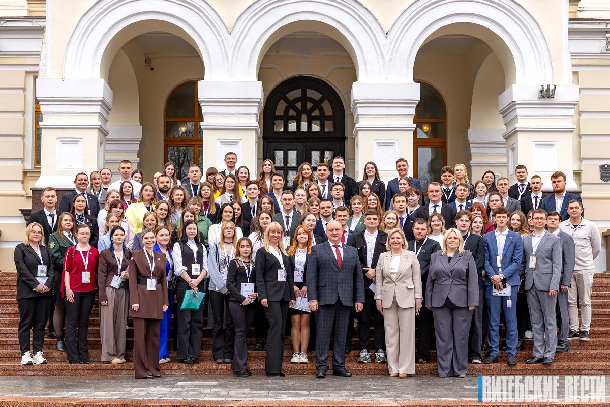 Под знаком «Роднае маё». В Витебске проходит областной форум молодежных советов