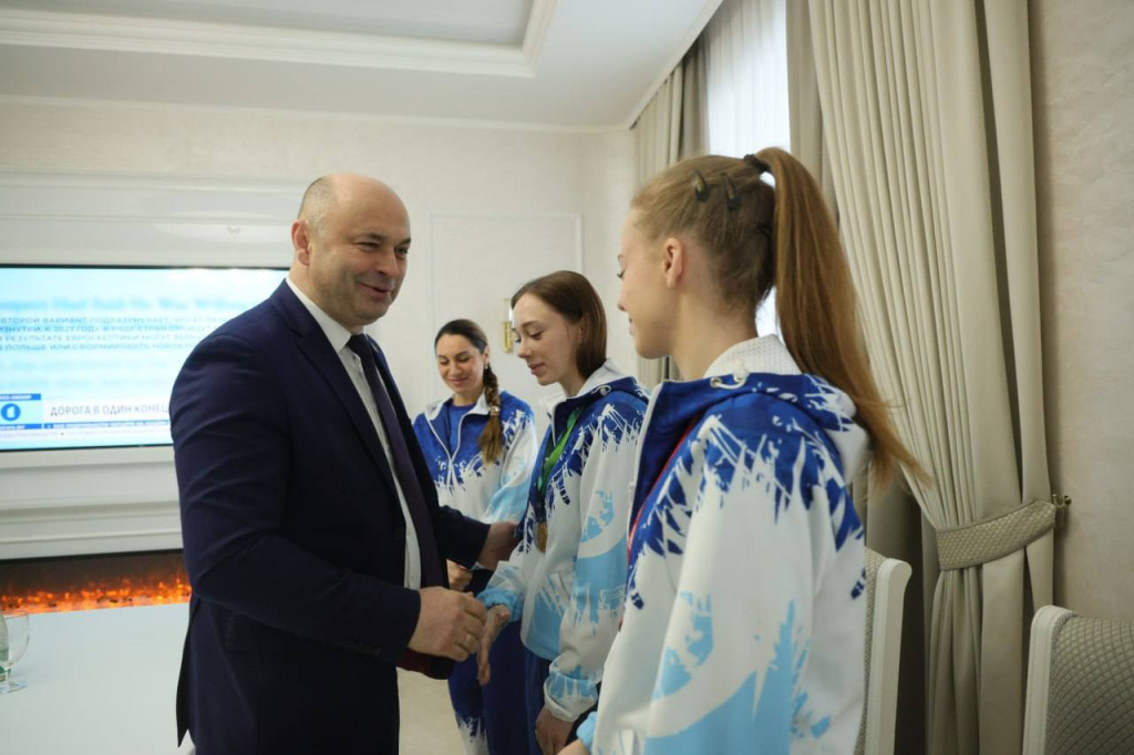 Александр Рогожник встретился с тренером и национальной командой по прыжкам на батуте