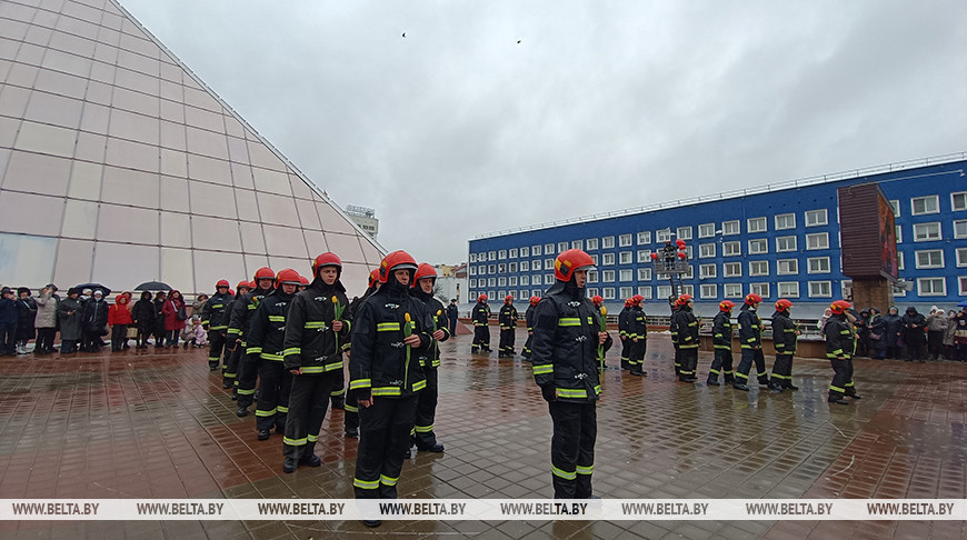 Віцебскія ратавальнікі ярка і крэатыўна павіншавалі жанчын з надыходзячым святам