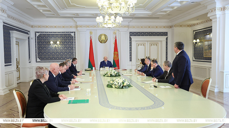 Lukashenko discusses spring field work